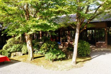 <p>La charmante maison de th&eacute; &agrave; l'entr&eacute;e du jardin</p>