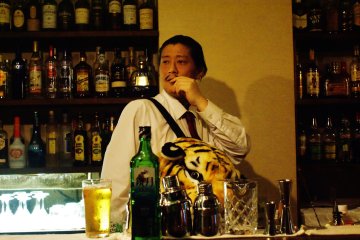 <p>La star du bar, c'est le charismatique serveur !</p>