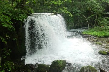Air terjun Choshi dekat Danau Towara, akhir dari sungai ini
