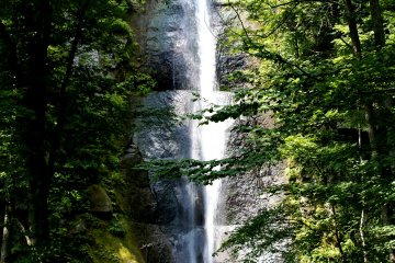 Air terjun yang mengalir dari tebing di Jeram Oirase