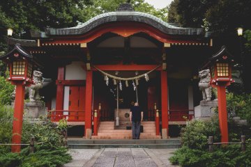 <p>Praying at Kumano Shrine&nbsp;</p>