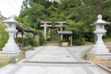 <p>The gate to Asuka Niimasu Shrine</p>