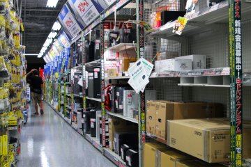 <p>UPS dan hardware lainnya juga bisa kamu temukan di sini</p>