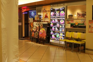 <p>Lapar setelah mengitari 7 lantai? Akan banyak restoran yang bisa kamu pilih di lantai 8!</p>
