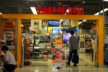 <p>Suka musik? Coba kamu mampir ke Tower Records yang ada di lantai 7!</p>