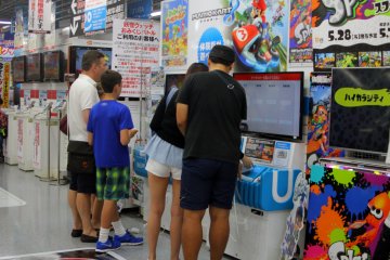 <p>Setelah berkeliling memilih-milih action figure yang akan kamu beli, kamu juga bisa main game di lantai 6</p>