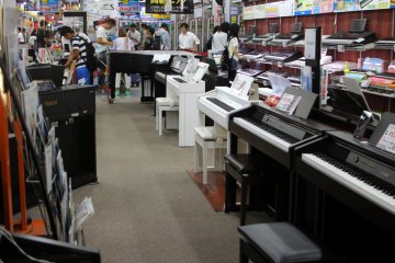 <p>Area dimana banyak orang akan mencoba memainkan piano</p>