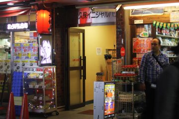 <p>Pintu masuk&nbsp;Shin Okubo Initial House</p>