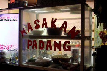 <p>Jarang-jarang kan lihat tulisan 'Masakan Padang' di Jepang</p>