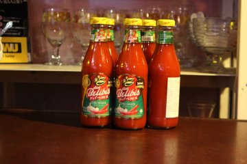 <p>Tidak lupa juga, sambal yang penting!</p>