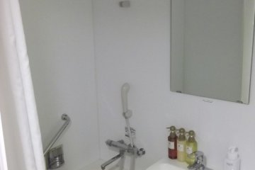 <p>Kamar mandi saya, tak begitu besar</p>