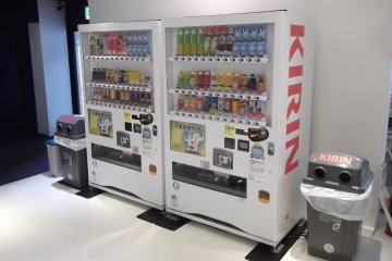 <p>Vending machine di lantai 2</p>
