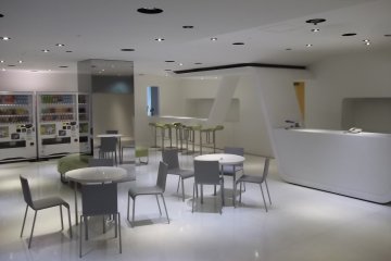 <p>Tempat beristirahat di luar dekat ruang konferensi</p>