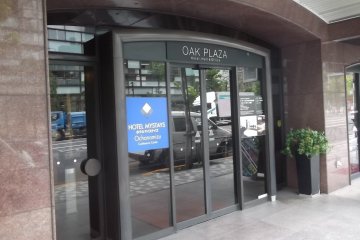 <p>Pintu masuk dari jalanan</p>