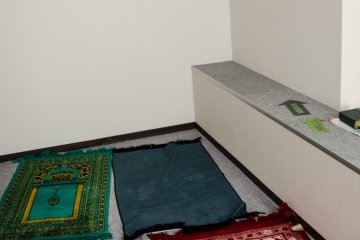 <p>Ruang sholat, bisa untuk beribadah bersama</p>