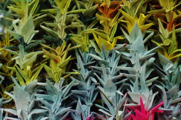 <p>Parfois, aucun message, mais un nombre impressionnant de grues en papier &nbsp;</p>