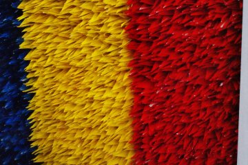 <p>Un coeur compos&eacute; d'une centaine de petites grues</p>