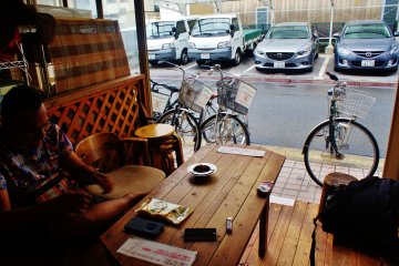 <p>Le fumoir ouvert sur la rue &nbsp;</p>