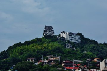 <p>Sur le ferry : le ch&acirc;teau d'Onomichi s'&eacute;loigne</p>