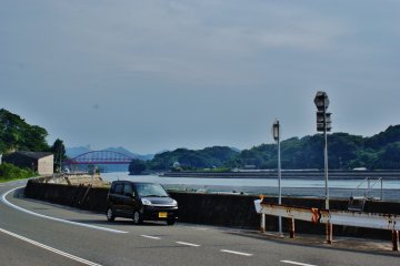 <p>Les voitures sont habitu&eacute;es aux cyclistes et sont attentionn&eacute;es sur la route</p>