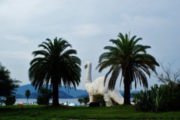 <p>Au d&eacute;tour d'une route &agrave; Innoshima, un dinosaure vous accueille</p>