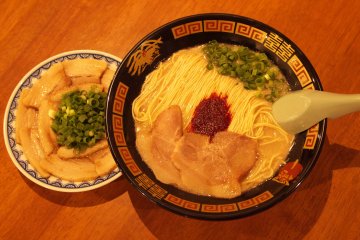 <p>Ichiran's tonkotsu ramen with it's yatai-only "yaki-buta sara" (grilled pork dish).</p>