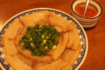 <p>"Yaki-buta sara" (grilled pork dish) goes great with a cold beer.</p>