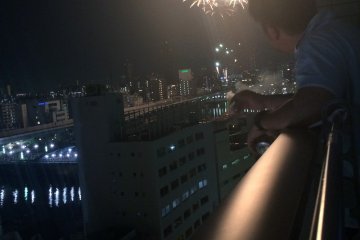 <p>The Sumida Fire works light up the buildings below in July.&nbsp;</p>