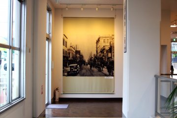 <p>Foto-foto jaman dahulu, saat tram masih beroperasi di Yokohama banyak ditemukan di museum ini.</p>