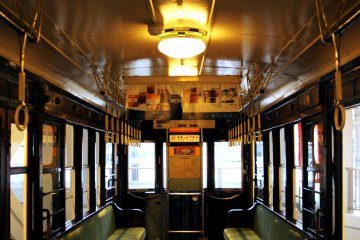 <p>Interior salah satu tram yang ada di museum</p>
