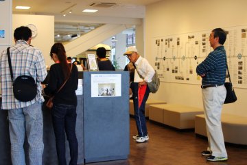 <p>Pertama kali masuk museum, kalian akan memasuki ruangan ini. Ada sejarah berupa timeline tram Yokohama namun hanya dalam Bahasa Jepang.</p>