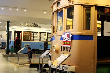 <p>Beberapa tram dari tahun yang berbeda ditempatkan di museum ini</p>