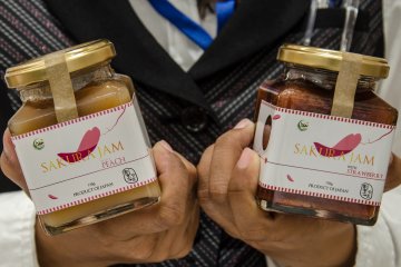 <p>Jam originally made by "Sakura" Country for bread or biscuits</p>