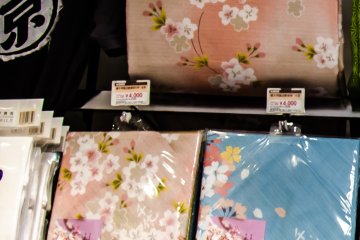 <p>Beautiful scarf with sakura pattern suitable for a souvenir</p>