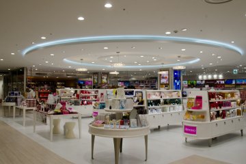 <p>Laox store provides many goods and offers tax-free shopping</p>