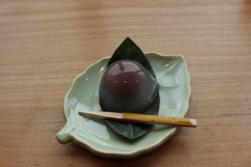 <p>This is kudzu manju with red bean paste in the core</p>