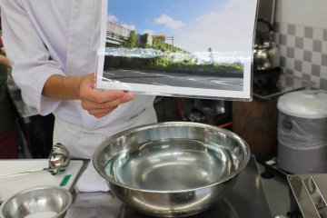 <p>The chef showing what kudzu looks like</p>
