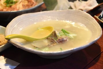 <p>Steamed clam soup</p>
