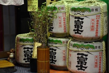 <p>Piled-up sake barrels at the entrance</p>
