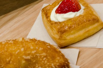 <p>Chicken Curry Bun dan Strawberry Pastry. All time favorite!</p>