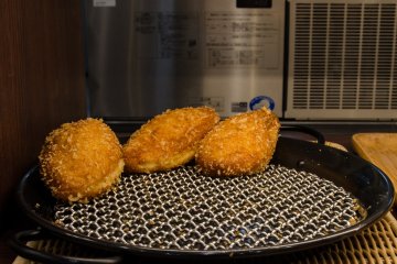 <p>Chicken Curry Bun yang lezat itu...</p>