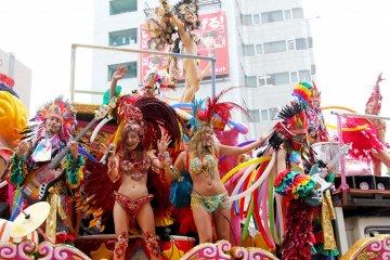 The floats have many different levels and also have people singing or playing musical instruments on them.&nbsp;