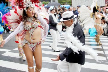 There was also some more classic costumes for men which were dancing with very samba inspired costumed women at the show.&nbsp;