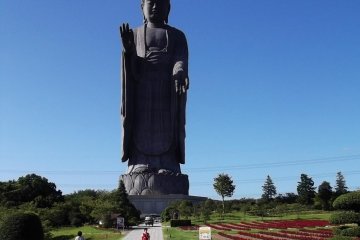 <p>The approach to the statue</p>