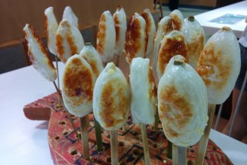 Fish cake panas di atas panggangan