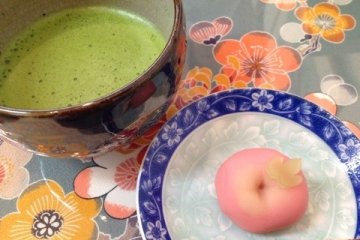 <p>Sebuah gula-gula yang berbentuk seperti bunga morning glory Jepang</p>