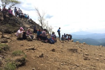 Banyak pendaki berhenti untuk makan siang di puncak