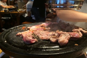 Grillez votre viande sur un bbq coréen