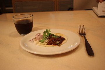 <p>Мясо на тортилье с овощами</p>