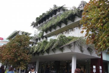 <p>Здание Tamagawa Takashimaya снаружи</p>